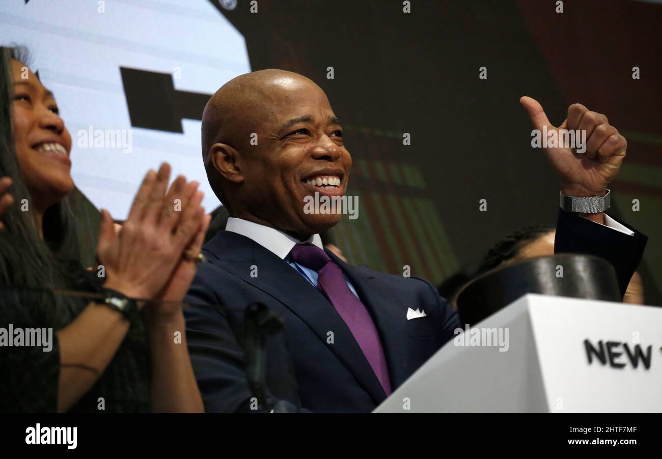 New York City, USA. 28th Feb 2022. Il sindaco di New York Eric Adams suona il campanello di apertura alla Borsa di New York il 28 febbraio 2022 a New York City, USA. (Foto di John Lamparski/Sipa USA) Credit: Sipa USA/Alamy Live News Foto Stock