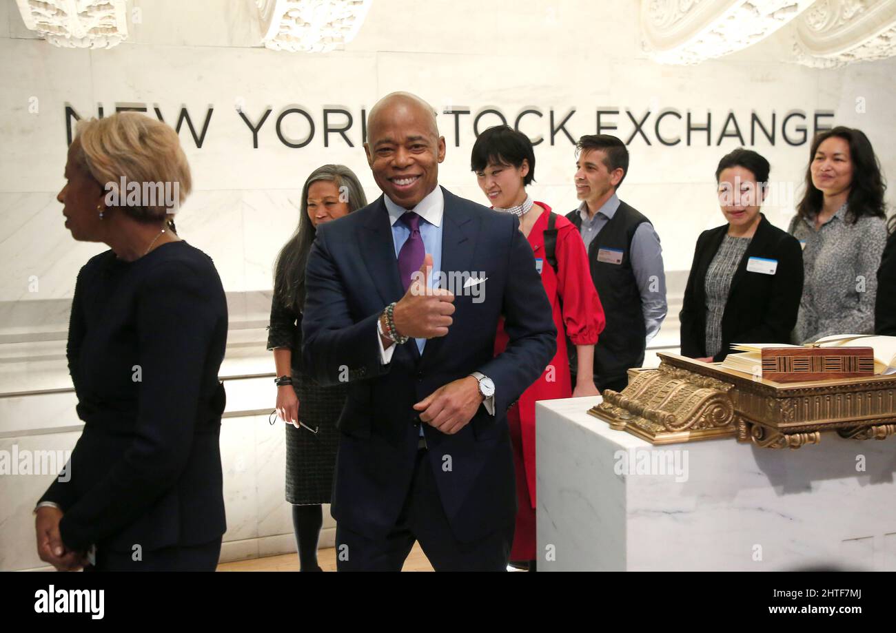 New York City, USA. 28th Feb 2022. Il sindaco di New York, Eric Adams, saluta prima di suonare il campanello di apertura alla Borsa di New York il 28 febbraio 2022 a New York City, USA. (Foto di John Lamparski/Sipa USA) Credit: Sipa USA/Alamy Live News Foto Stock