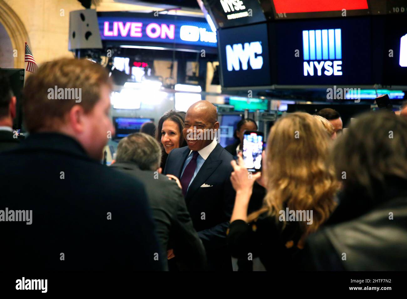 New York City, USA. 28th Feb 2022. Il sindaco di New York Eric Adams suona il campanello di apertura alla Borsa di New York il 28 febbraio 2022 a New York City, USA. Credit: Sipa USA/Alamy Live News Foto Stock
