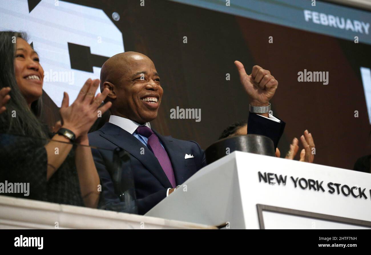 New York City, USA. 28th Feb 2022. Il sindaco di New York Eric Adams suona il campanello di apertura alla Borsa di New York il 28 febbraio 2022 a New York City, USA. (Foto di John Lamparski/Sipa USA) Credit: Sipa USA/Alamy Live News Foto Stock