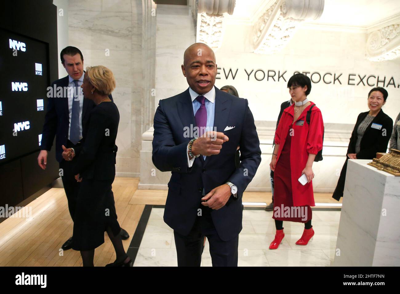 New York City, USA. 28th Feb 2022. Il sindaco di New York, Eric Adams, saluta prima di suonare il campanello di apertura alla Borsa di New York il 28 febbraio 2022 a New York City, USA. (Foto di John Lamparski/Sipa USA) Credit: Sipa USA/Alamy Live News Foto Stock