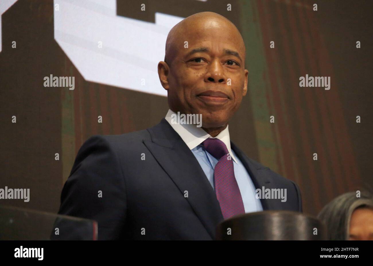 New York City, USA. 28th Feb 2022. Il sindaco di New York Eric Adams suona il campanello di apertura alla Borsa di New York il 28 febbraio 2022 a New York City, USA. (Foto di John Lamparski/Sipa USA) Credit: Sipa USA/Alamy Live News Foto Stock