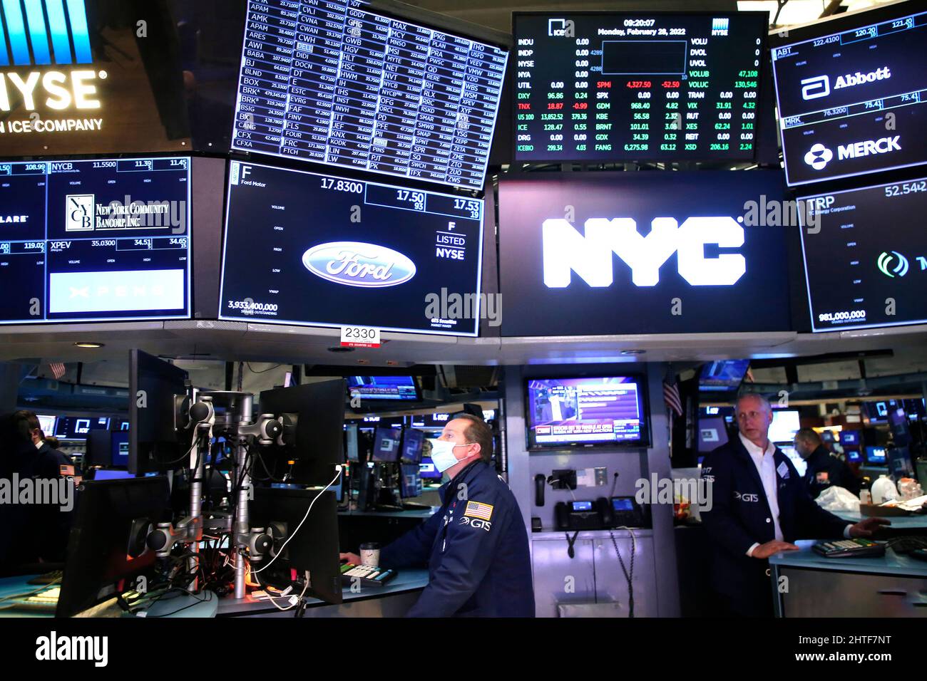 New York City, USA. 28th Feb 2022. I commercianti lavorano sul pavimento di NYSE mentre il sindaco di New York Eric Adams suona il campanello di apertura alla borsa di New York il 28 febbraio 2022 a New York City, Stati Uniti. (Foto di John Lamparski/Sipa USA) Credit: Sipa USA/Alamy Live News Foto Stock