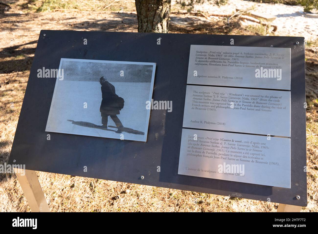 Scultura 'contro il vento' al Parnidi Dune Curonian Spit Lituania . La scultura si affaccia sul confine di Lithunania e in lontananza l'Oblast russo Kaliningrad. La scultura in bronzo riflette l'umore di Jean-Paul Sartre. L'umore è stato catturato dal fotografo Antanas Sutkus. La scultura deriva dalle parole del filosofo che descrivono perfettamente il paesaggio dello Spit curonico: “Mi sento come stare alla porta del Paradiso” . Fu costruita il 21 giugno 2018 da Klaudijus Pūdymas. Confine lituano/Kaliningrad sulle stalle curoniane. Garyroberts/worldwidefeatures.com Foto Stock