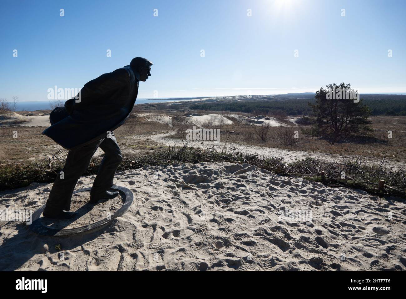Scultura 'contro il vento' al Parnidi Dune Curonian Spit Lituania . La scultura si affaccia sul confine di Lithunania e in lontananza l'Oblast russo Kaliningrad. La scultura in bronzo riflette l'umore di Jean-Paul Sartre. L'umore è stato catturato dal fotografo Antanas Sutkus. La scultura deriva dalle parole del filosofo che descrivono perfettamente il paesaggio dello Spit curonico: “Mi sento come stare alla porta del Paradiso” . Fu costruita il 21 giugno 2018 da Klaudijus Pūdymas. Confine lituano/Kaliningrad sulle stalle curoniane. Garyroberts/worldwidefeatures.com Foto Stock