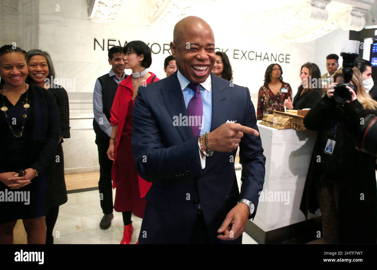 New York City, USA. 28th Feb 2022. Il sindaco di New York, Eric Adams, saluta prima di suonare il campanello di apertura alla Borsa di New York il 28 febbraio 2022 a New York City, USA. (Foto di John Lamparski/Sipa USA) Credit: Sipa USA/Alamy Live News Foto Stock