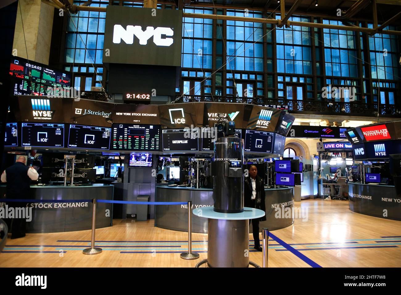 New York City, USA. 28th Feb 2022. Vista generale della borsa prima del  sindaco di New York Eric Adams suona il campanello di apertura alla Borsa  di New York il 28 febbraio