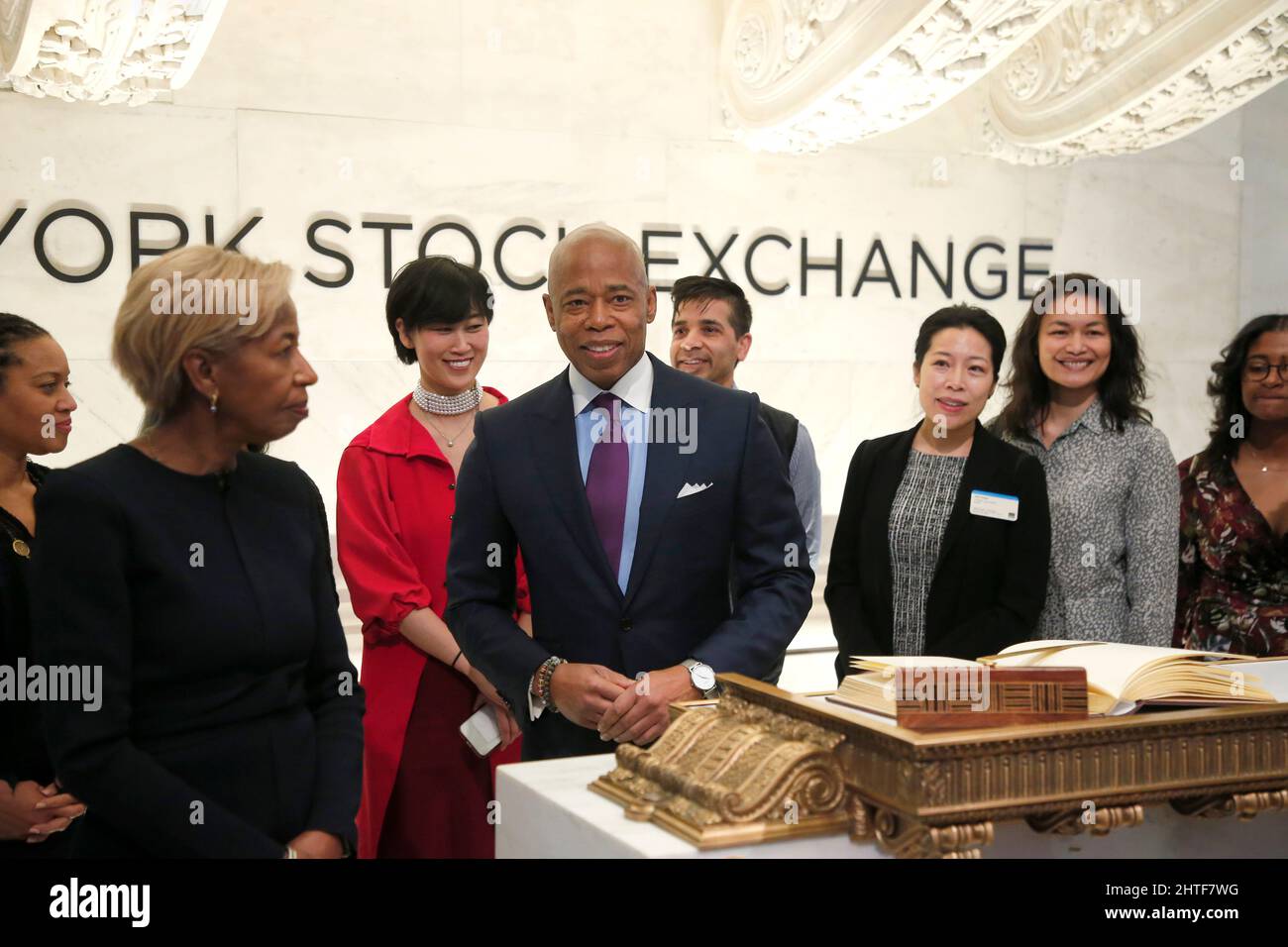 New York City, USA. 28th Feb 2022. Il sindaco di New York, Eric Adams, saluta prima di suonare il campanello di apertura alla Borsa di New York il 28 febbraio 2022 a New York City, USA. (Foto di John Lamparski/Sipa USA) Credit: Sipa USA/Alamy Live News Foto Stock