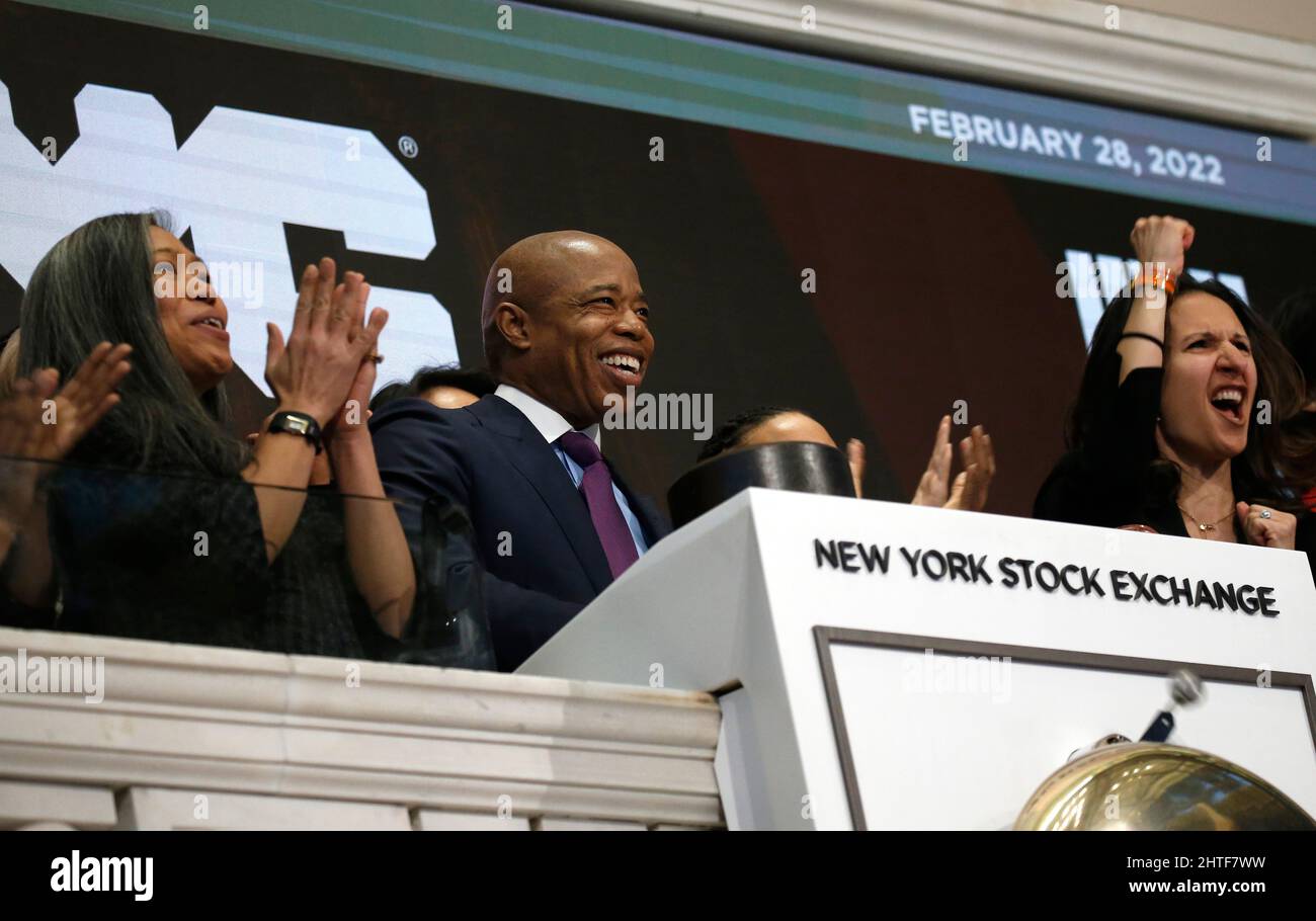 New York City, USA. 28th Feb 2022. Il sindaco di New York Eric Adams suona il campanello di apertura alla Borsa di New York il 28 febbraio 2022 a New York City, USA. (Foto di John Lamparski/Sipa USA) Credit: Sipa USA/Alamy Live News Foto Stock
