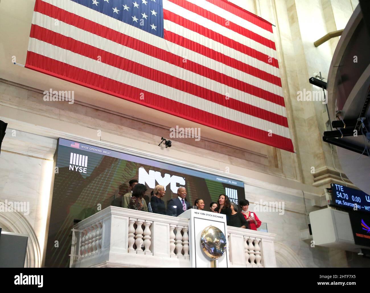 New York City, USA. 28th Feb 2022. Il sindaco di New York Eric Adams suona il campanello di apertura alla Borsa di New York il 28 febbraio 2022 a New York City, USA. (Foto di John Lamparski/Sipa USA) Credit: Sipa USA/Alamy Live News Foto Stock