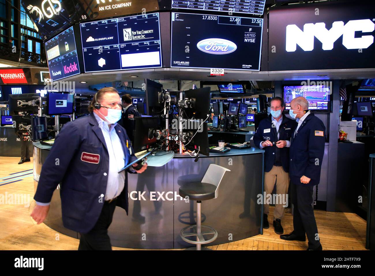 New York City, USA. 28th Feb 2022. I commercianti lavorano sul pavimento di NYSE mentre il sindaco di New York Eric Adams suona il campanello di apertura alla borsa di New York il 28 febbraio 2022 a New York City, Stati Uniti. (Foto di John Lamparski/Sipa USA) Credit: Sipa USA/Alamy Live News Foto Stock