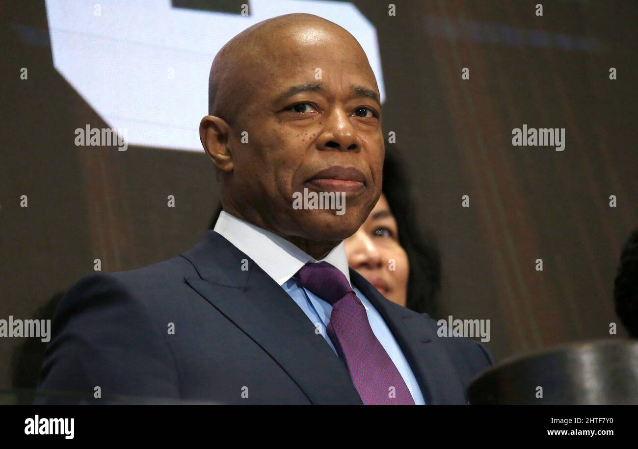 New York City, USA. 28th Feb 2022. Il sindaco di New York Eric Adams suona il campanello di apertura alla Borsa di New York il 28 febbraio 2022 a New York City, USA. (Foto di John Lamparski/Sipa USA) Credit: Sipa USA/Alamy Live News Foto Stock