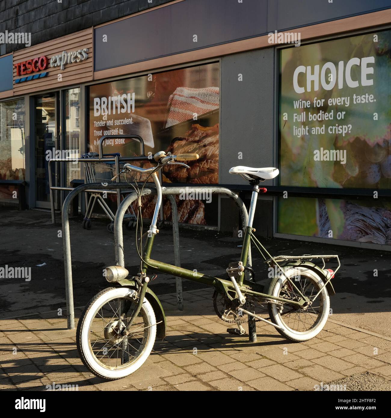 Febbraio 2022 - Una classica piccola bici da shopping RSW a ruote dal 1966 ancora in uso regolare nel villaggio Somerset di Cheddar al di fuori del negozio Tesco Express Foto Stock