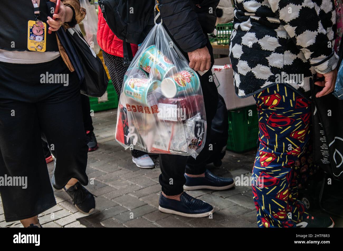 A Hong Kong si susseguono acquisti di panico mentre il governo prevede un potenziale blocco a livello urbano. Il governo di Hong Kong ha recentemente esteso le misure di distanziamento sociale, costringendo molte aziende come palestre, saloni, bar e centri benessere a chiudere per altri due mesi. Oltre 34.000 casi di COVID-19 sono stati confermati lunedì, portando il totale di Hong Kong a oltre 190.000 in quest'ultimo focolaio. Sono state registrate decine di morti, la maggior parte dei quali non è stata vaccinata contro la malattia. (Foto di ben Marans/SOPA Images/Sipa USA) Foto Stock