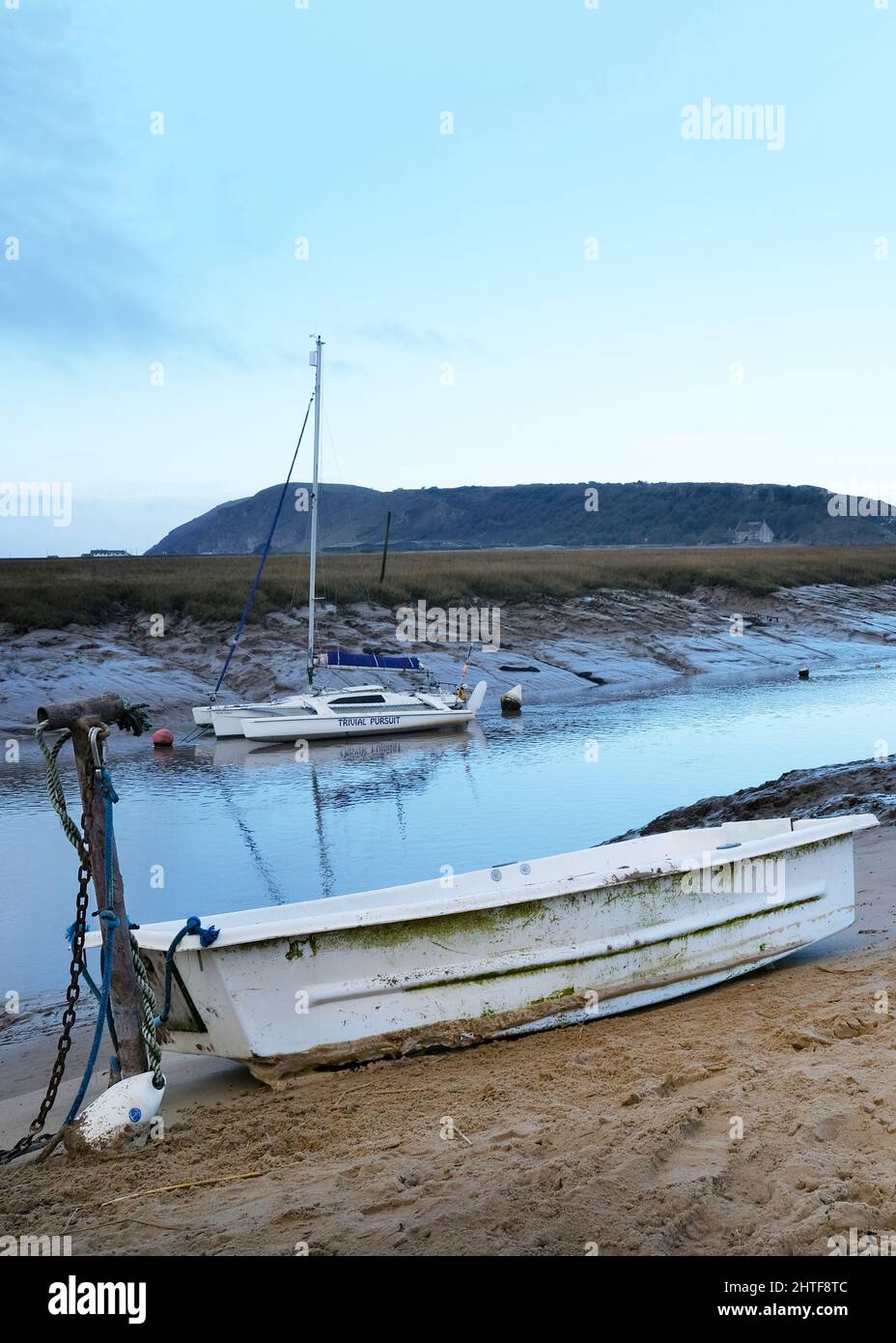 Gennaio 2022 - mattina calma con alcune barche sulla spiaggia a Uphill, vicino a Weston super Mare, nel Somerset del Nord, Inghilterra Foto Stock