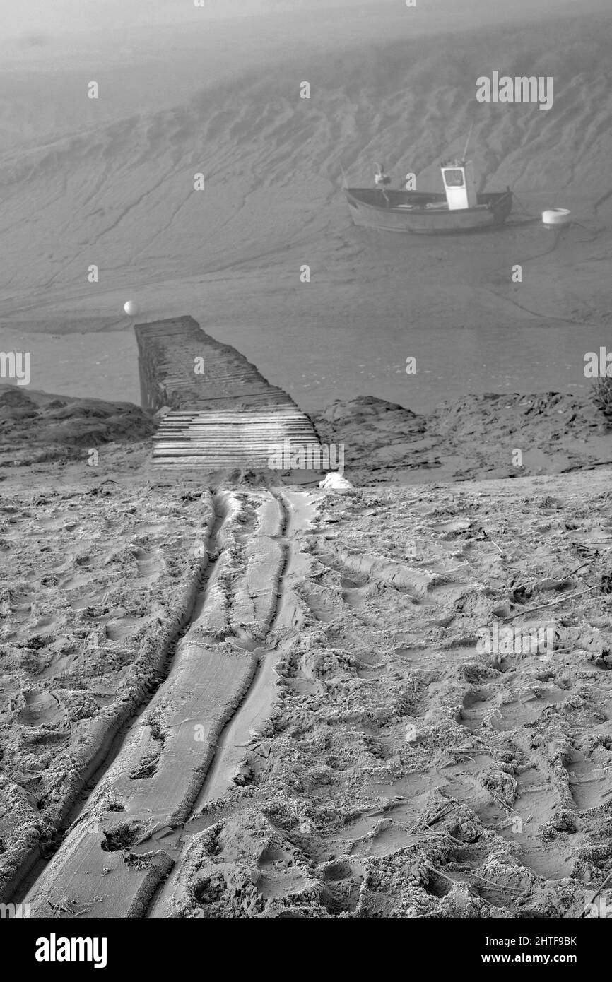 Gennaio 2022 - mattina calma con alcune barche sulla spiaggia a Uphill, vicino a Weston super Mare, nel Somerset del Nord, Inghilterra Foto Stock