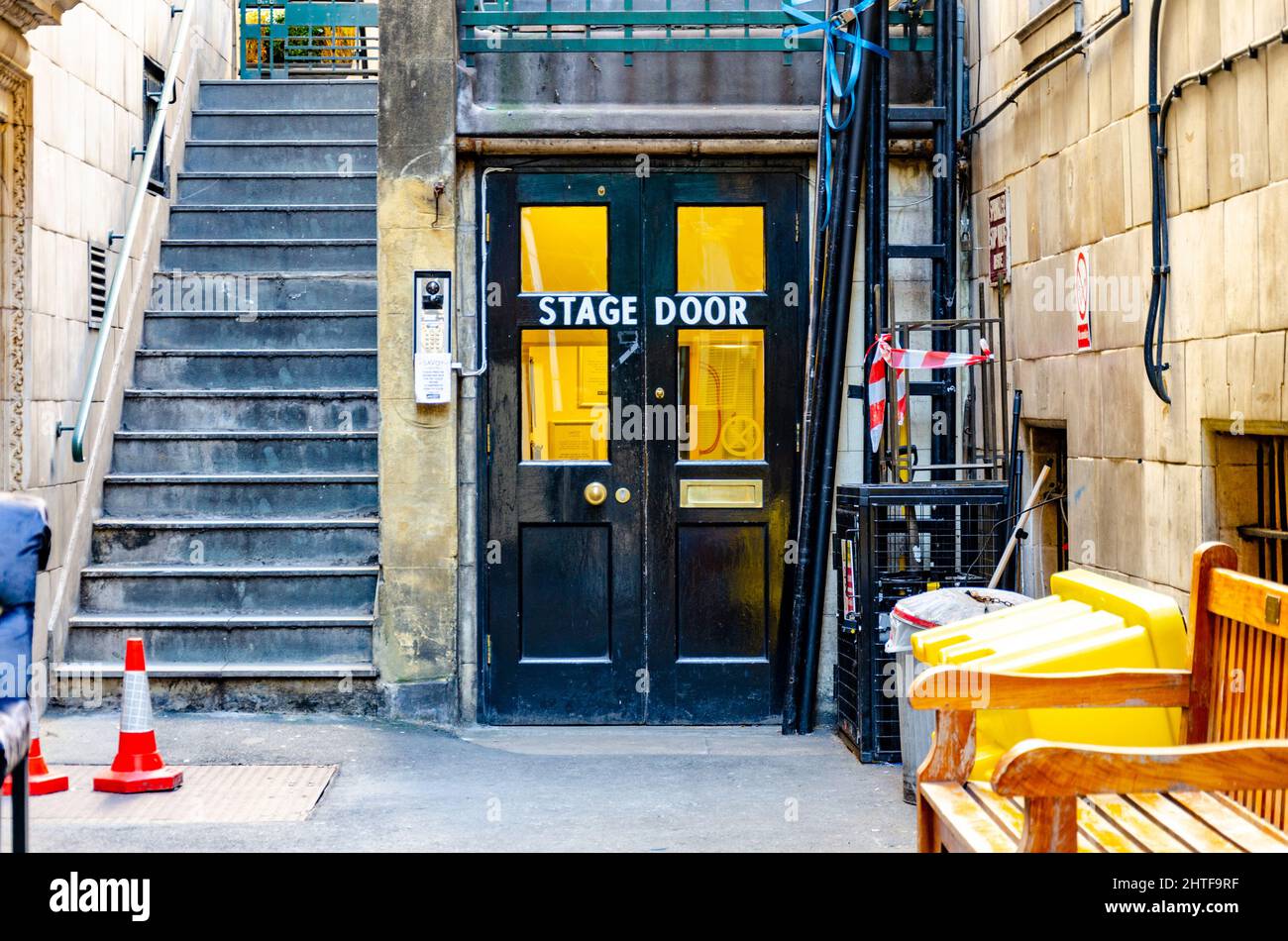 The Stage Door, ingresso posteriore al Savoy Theatre di Londra, Regno Unito. Foto Stock
