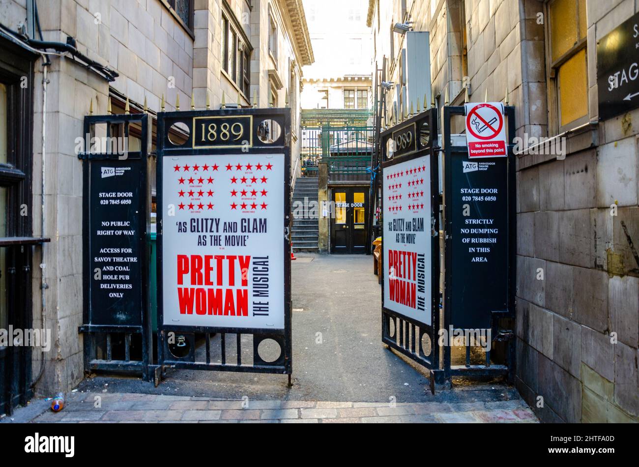 Porta del palco, un ingresso posteriore al Savoy Theatre di Londra, oltre le porte aperte con gli annunci per il musical 'Pretty Woman. Foto Stock
