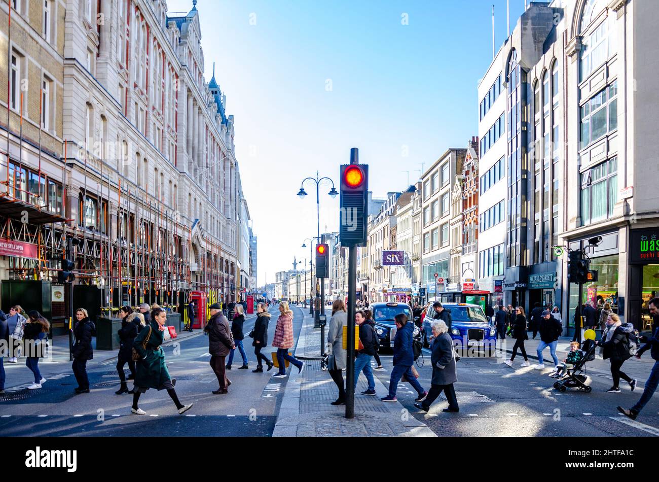 Persone che attraversano la strada sullo Strand nella città di Westminster, Londra, Regno Unito. Foto Stock