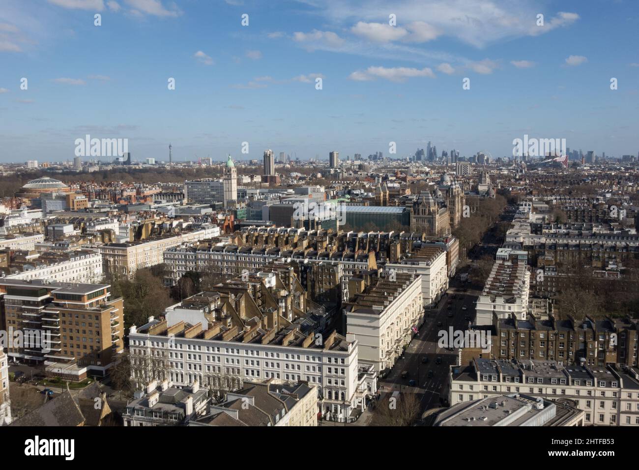 Lo skyline di Londra e la proprietà che circonda Cromwell Road e il Museo di Storia Naturale nella parte occidentale di Londra. Foto Stock