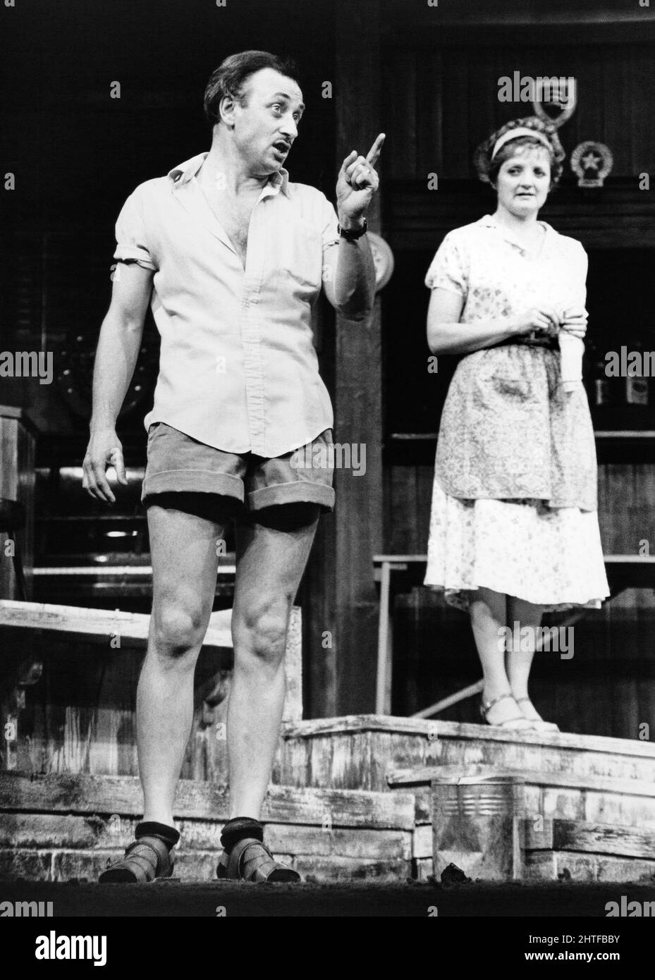 Richard Kane (Roger), Julia McKenzie (Miriam) in OUTSIDE EDGE di Richard Harris all'Hampstead Theatre, Londra NW3 24/07/1979 Set design: Grant Hicks Costumes: Lindy Hemming Lighting: Alan o’Toole regista: Robin Lefevre Foto Stock