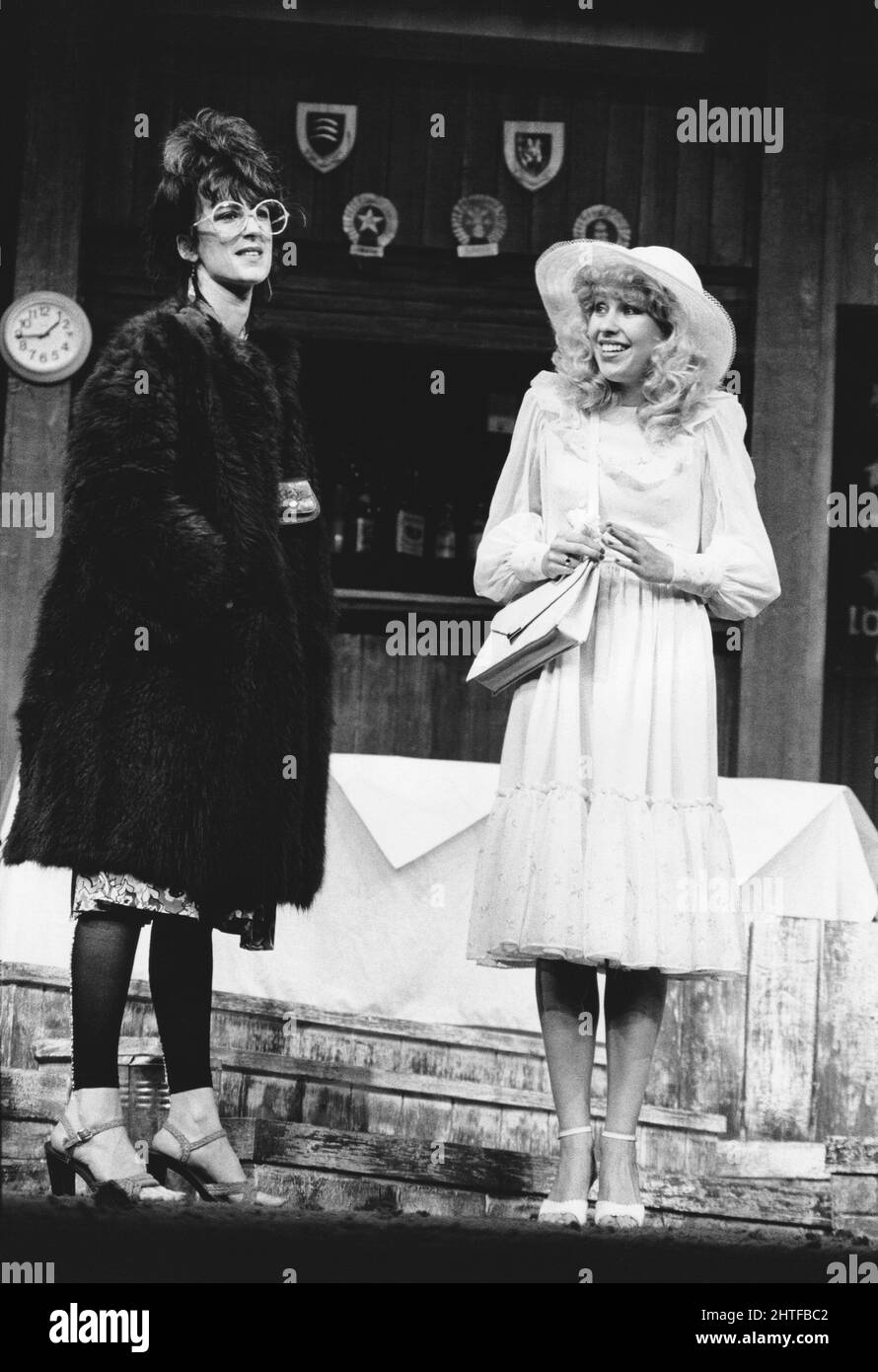 l-r: Maureen Lipman (Maggie), Natalie Forbes (Sharon) in OUTSIDE EDGE di Richard Harris al Hampstead Theatre, Londra NW3 24/07/1979 Set design: Grant Hicks Costumi: Lindy Hemming Lighting: Alan o’Toole regista: Robin Lefevre Foto Stock