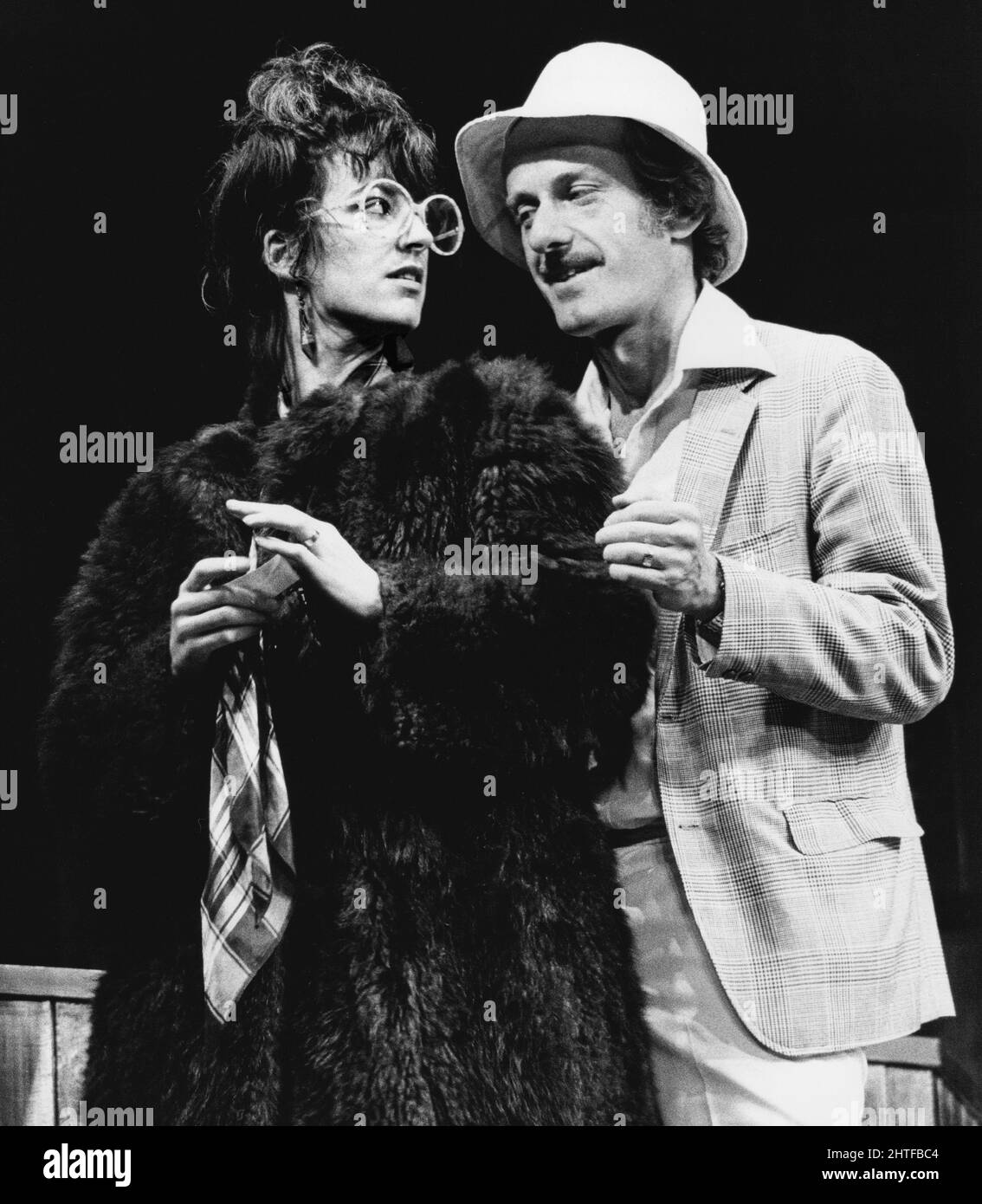 Maureen Lipman (Maggie), Julian Curry (Dennis) in OUTSIDE EDGE di Richard Harris al Hampstead Theatre, Londra NW3 24/07/1979 Set design: Grant Hicks Costumi: Lindy Hemming Lighting: Alan o’Toole regista: Robin Lefevre Foto Stock