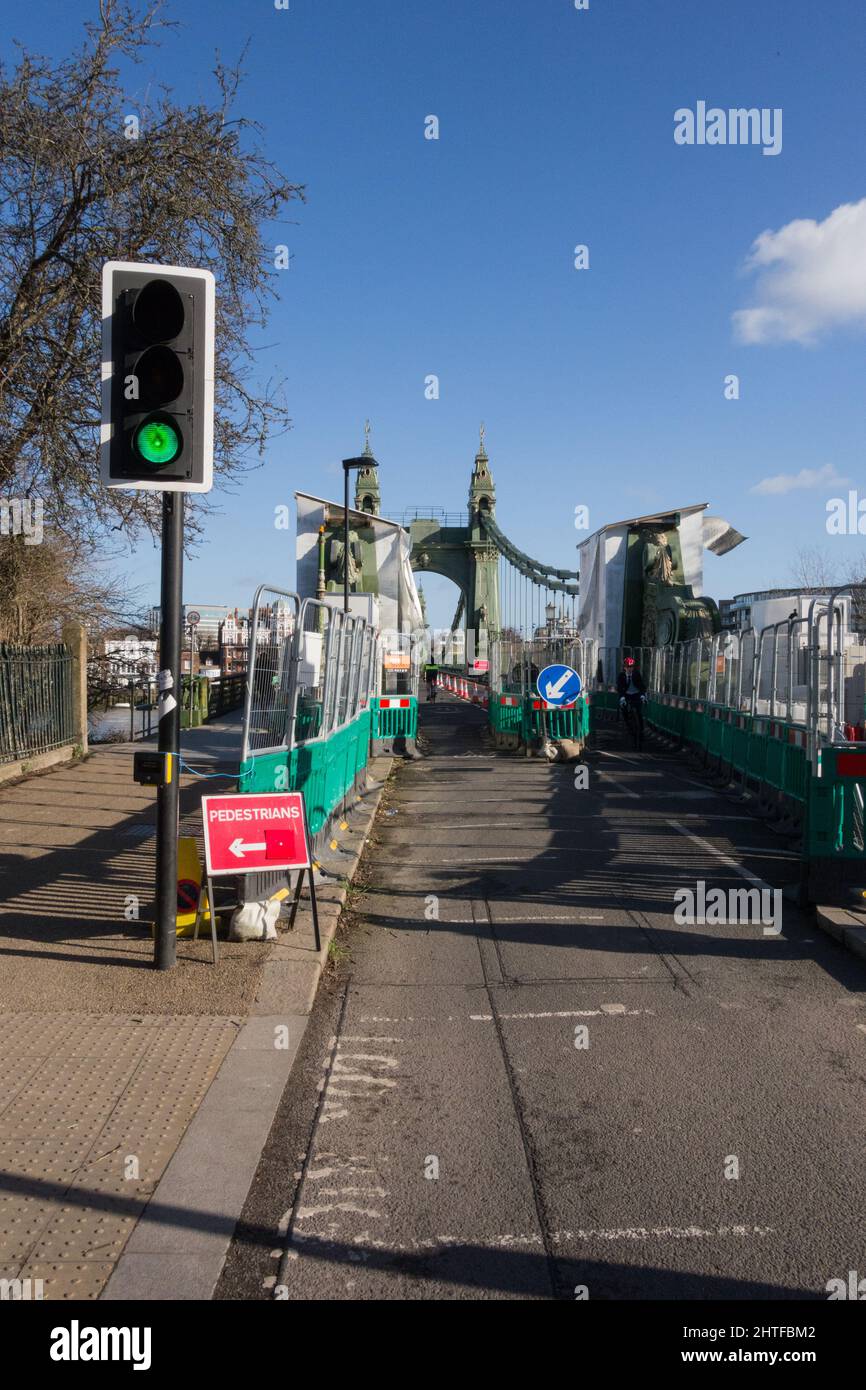 Hammersmith Bridge ancora chiuso e segnaletica di chiusura della strada nel sud-ovest di Londra, Inghilterra, Regno Unito Foto Stock