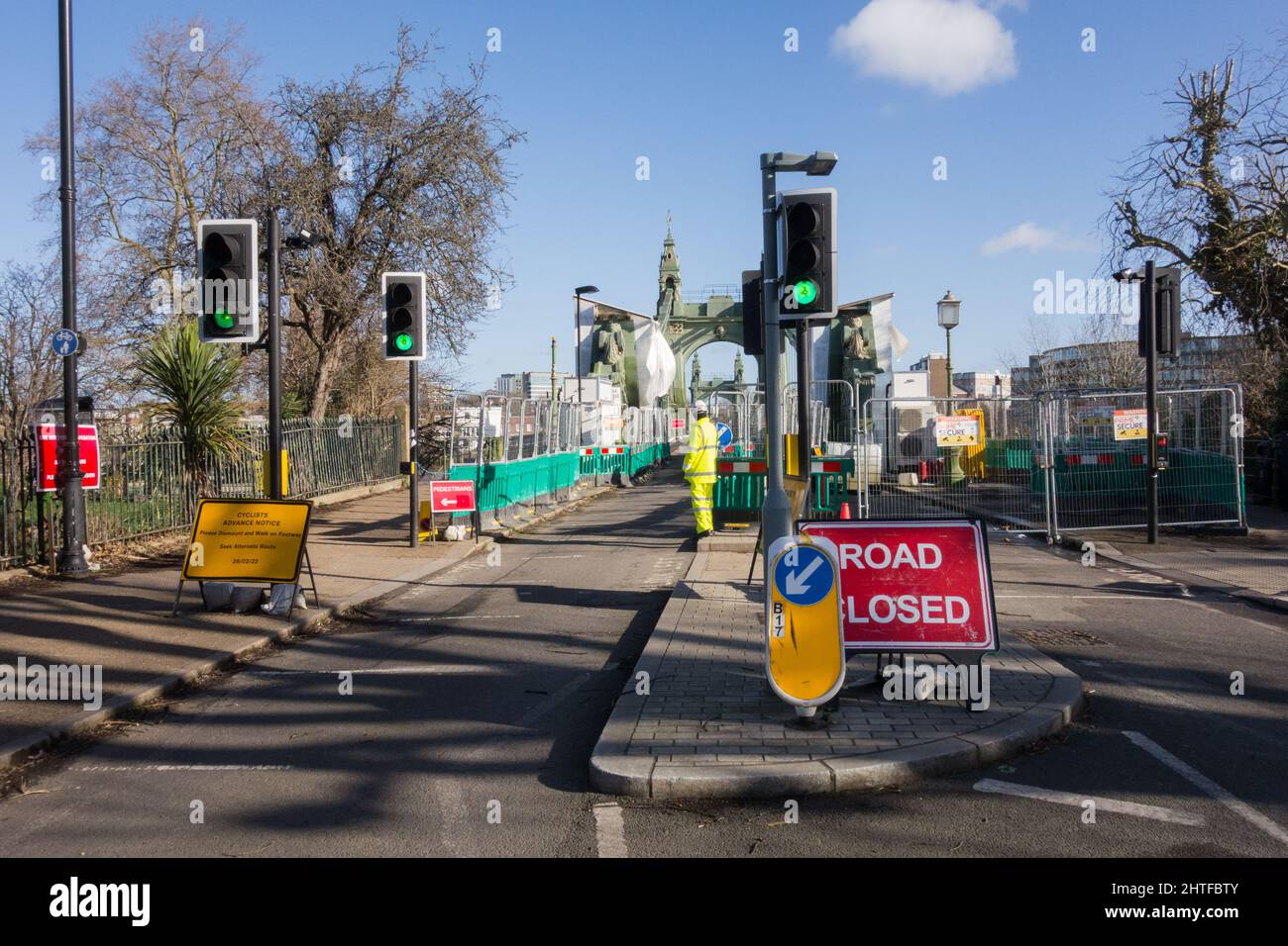 Hammersmith Bridge ancora chiuso e segnaletica di chiusura della strada nel sud-ovest di Londra, Inghilterra, Regno Unito Foto Stock
