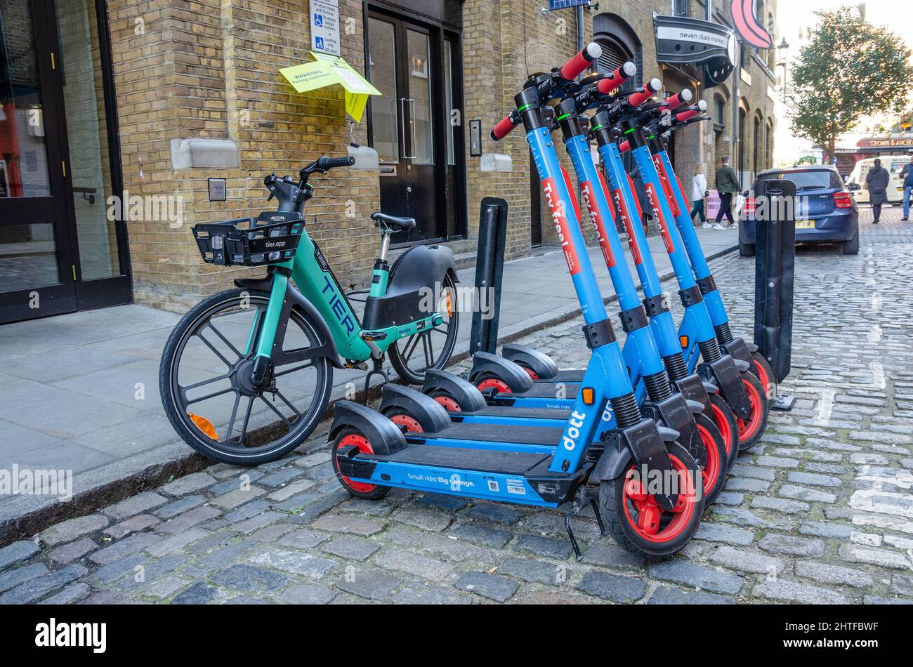 Scooter elettrici blu, per uso stradale, disponibili per il noleggio nell'area di Covent Garden di Londra, Regno Unito Foto Stock