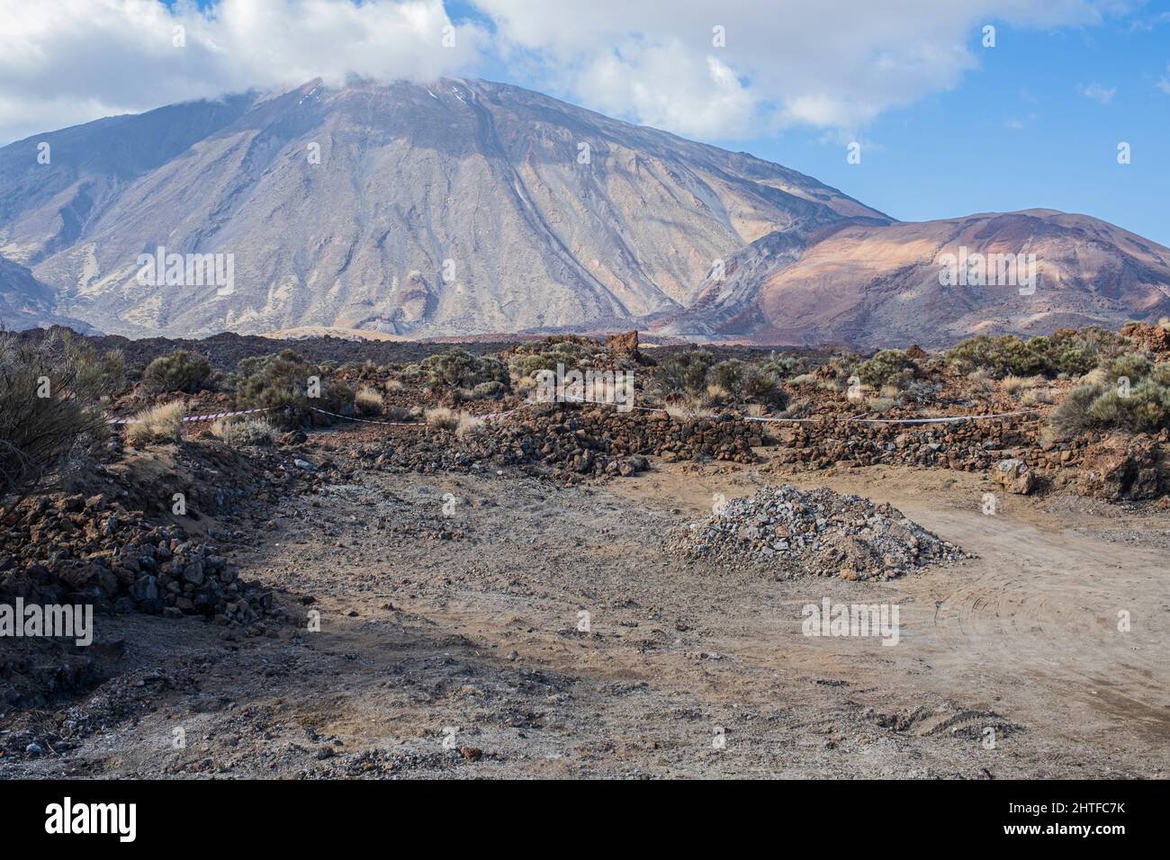 Mucchi di macerie sono tutto ciò che rimane dei vecchi edifici sanatorium che un tempo si trova a Las Canadas del Teide, Tenerife, Isole Canarie, Spagna Foto Stock