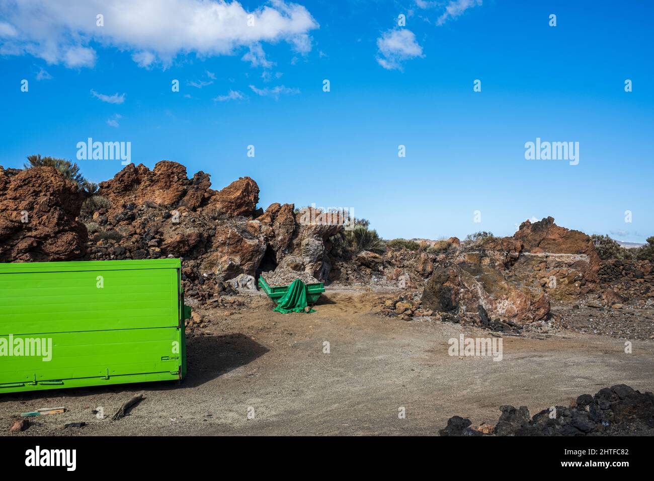 Mucchi di macerie sono tutto ciò che rimane dei vecchi edifici sanatorium che un tempo si trova a Las Canadas del Teide, Tenerife, Isole Canarie, Spagna Foto Stock