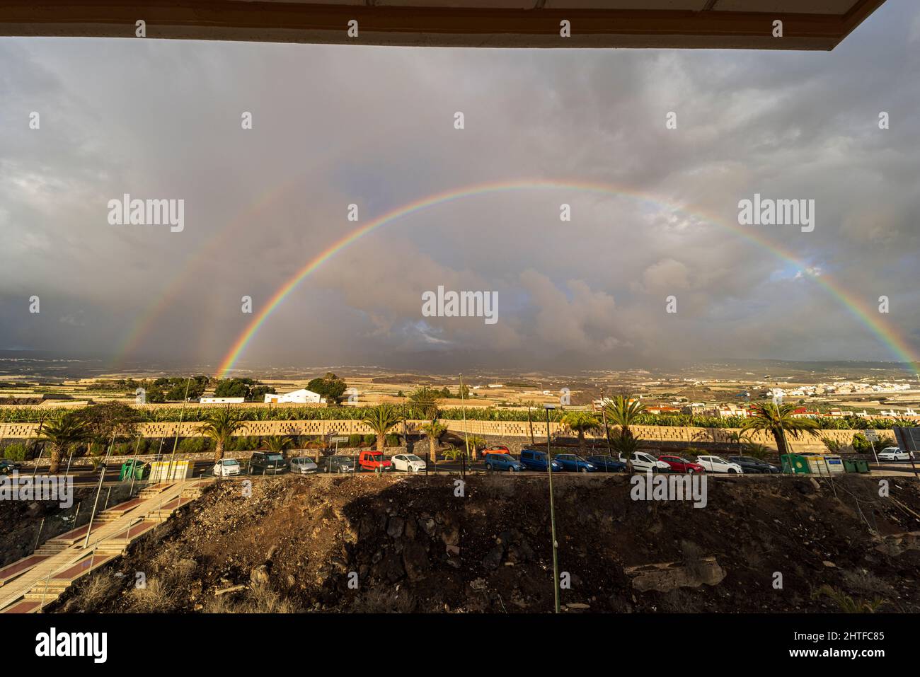 Arco completo di un arcobaleno sopra le piantagioni di banana a Playa San Juan, Tenerife, Isole Canarie, Spagna Foto Stock