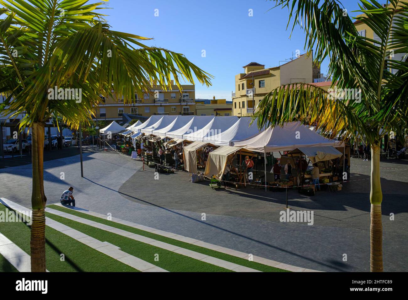 Bancarelle al coperto nella piazza di Playa San Juan, Tenerife, Isole Canarie, Spagna Foto Stock
