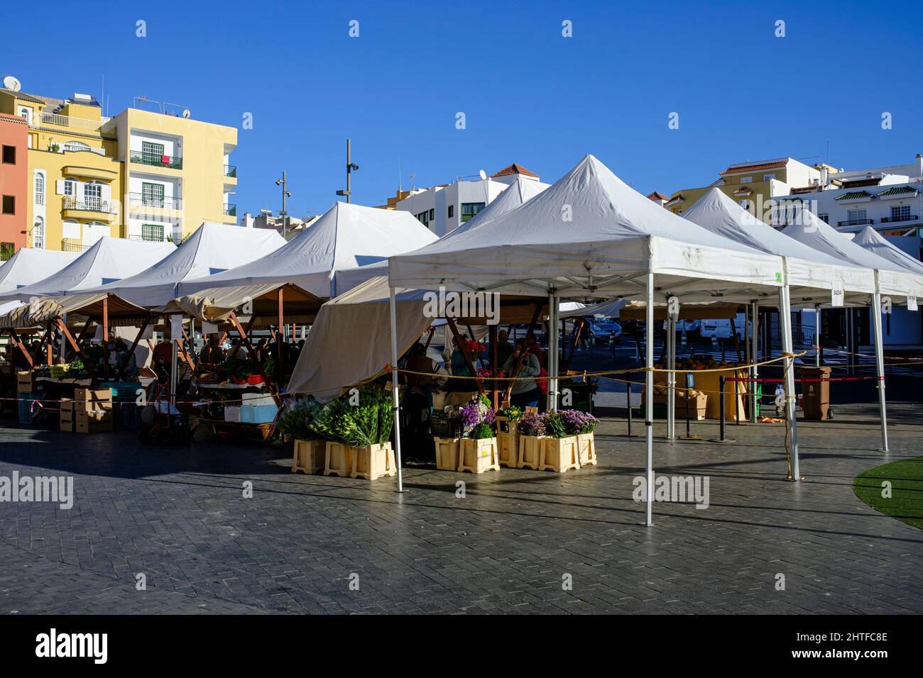 Bancarelle al coperto nella piazza di Playa San Juan, Tenerife, Isole Canarie, Spagna Foto Stock