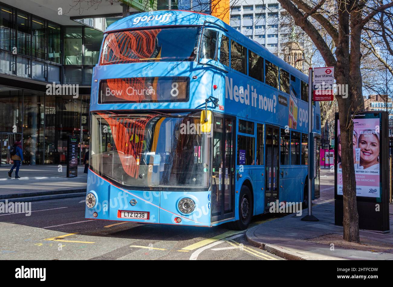 Un blu, no. 8, autobus a due piani a una fermata di St Giles High Street a Londra, Regno Unito in direzione Bow Church Foto Stock
