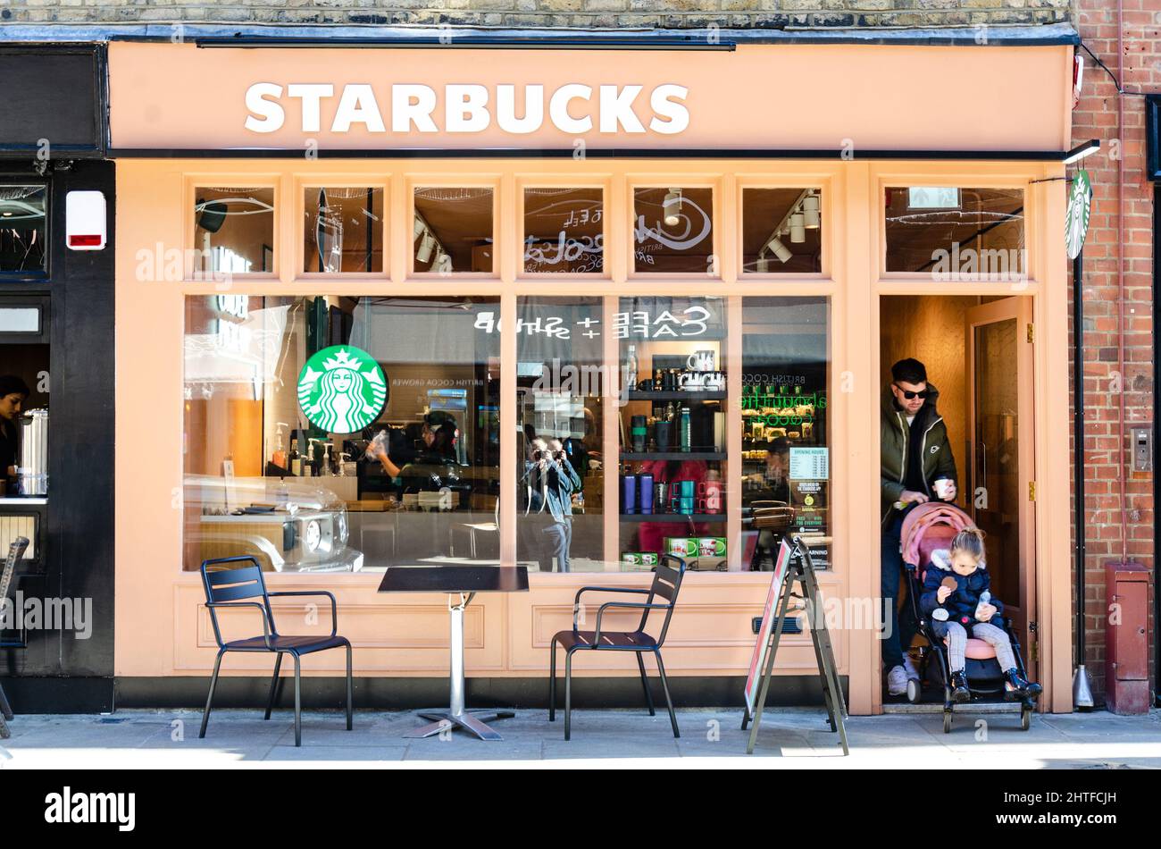 Caffetteria Starbucks su Monmouth Street a Londra, Regno Unito. Foto Stock