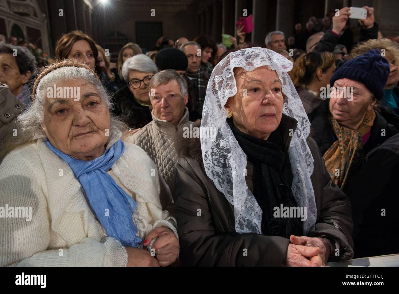 Roma, Italia 03/02/2016: I fedeli venerano i resti mortali di Padre Pio da Pietrelcina nella chiesa di San Lorenzo al Verano. ©Andrea Sabbadini Foto Stock