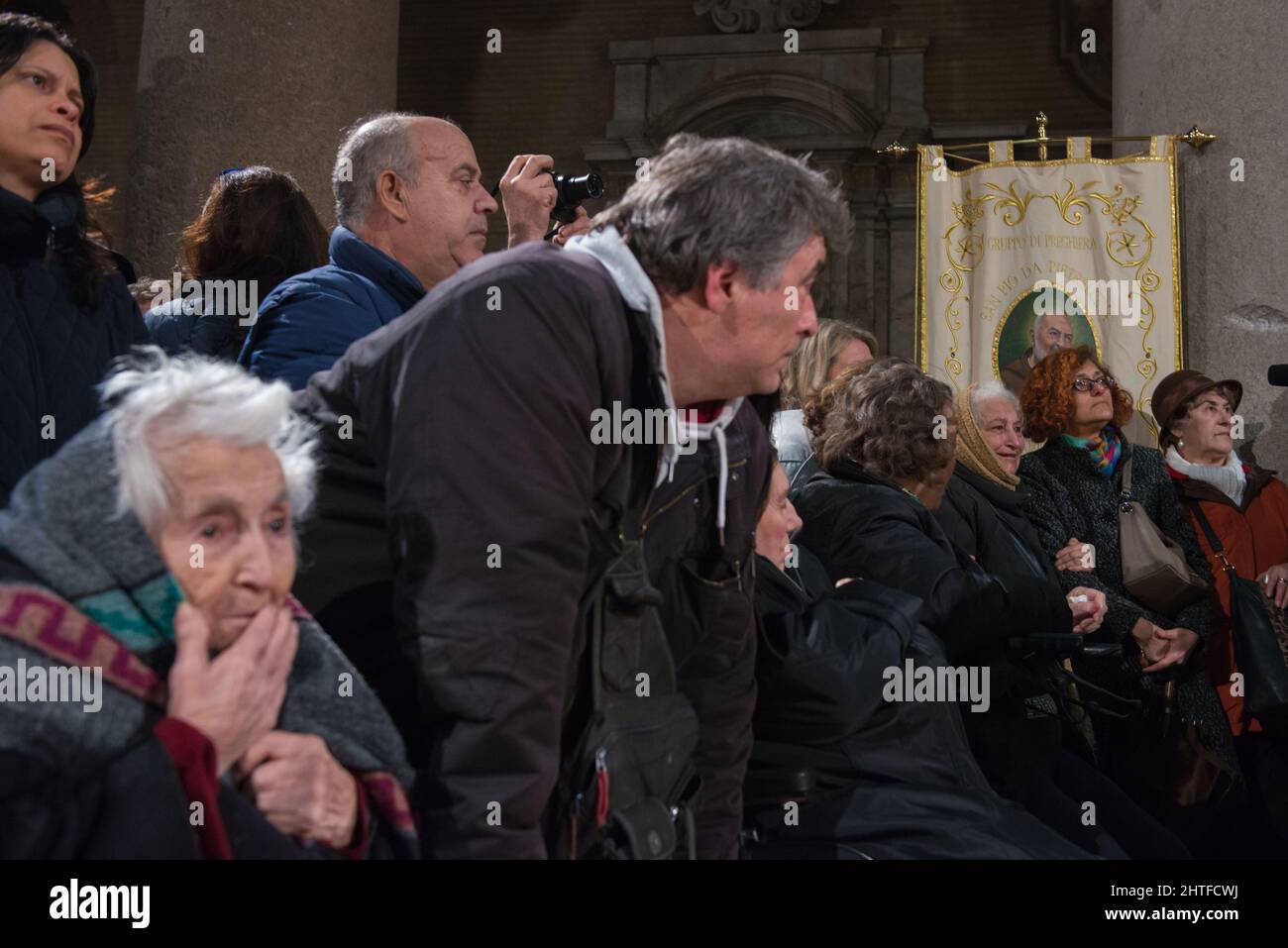 Roma, Italia 03/02/2016: I fedeli venerano i resti mortali di Padre Pio da Pietrelcina nella chiesa di San Lorenzo al Verano. ©Andrea Sabbadini Foto Stock