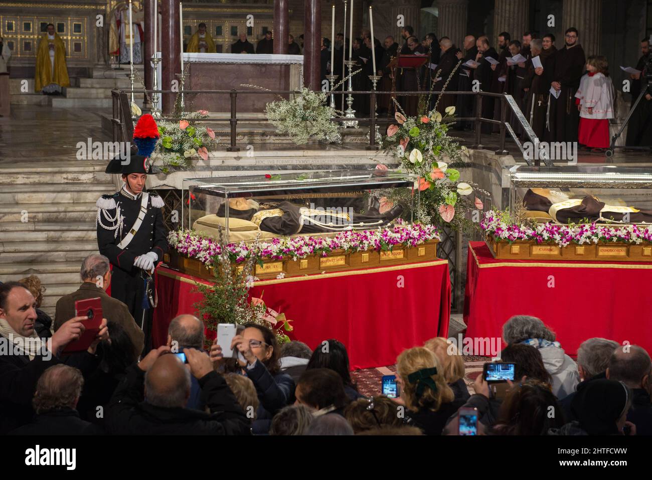 Roma, Italia 03/02/2016: I fedeli venerano i resti mortali di Padre Pio da Pietrelcina nella chiesa di San Lorenzo al Verano. ©Andrea Sabbadini Foto Stock