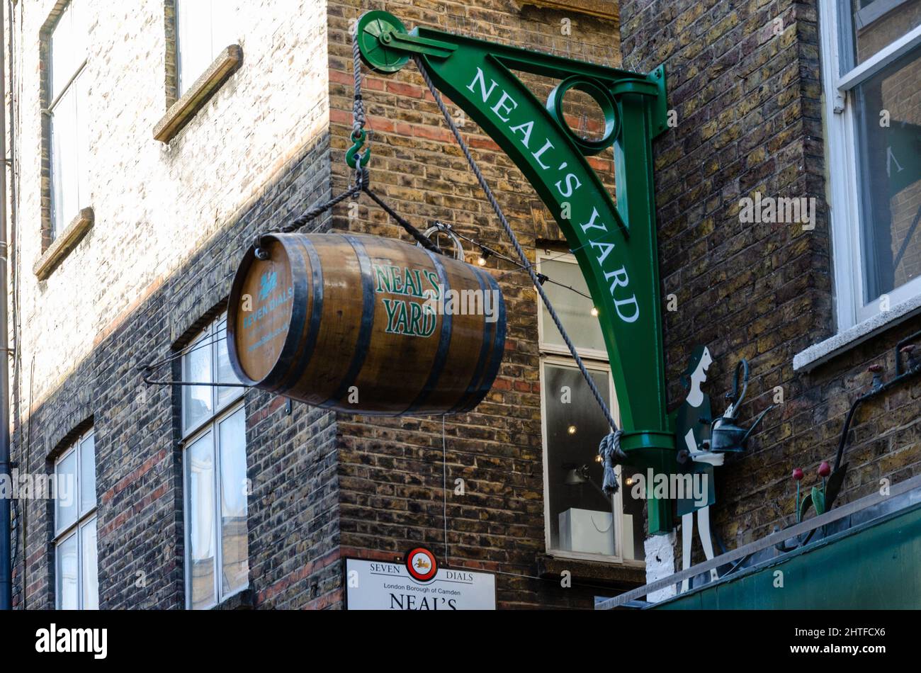 Un barile appeso a un muro all'ingresso di Neal's Yard vicino a Covent Garden a Londra, Regno Unito Foto Stock