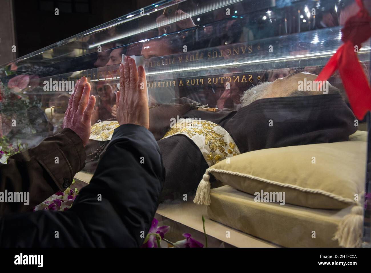 Roma, Italia 03/02/2016: I fedeli venerano i resti mortali di Padre Pio da Pietrelcina nella chiesa di San Lorenzo al Verano. ©Andrea Sabbadini Foto Stock