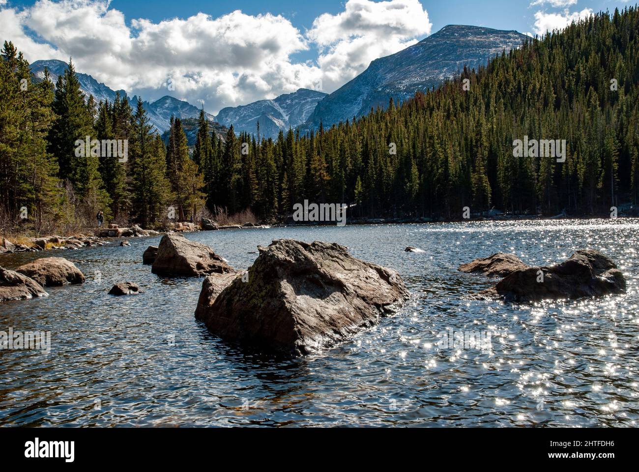 Bear Lake, Rock Mountain National Park, Estes Park, Colorado, con il sole che splana sulla superficie Foto Stock