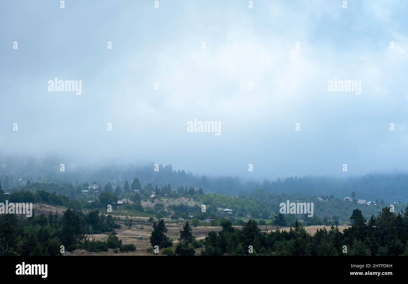Bellissimo paesaggio della montagna nebbiosa Toroslar a Mersin, Turchia Foto Stock