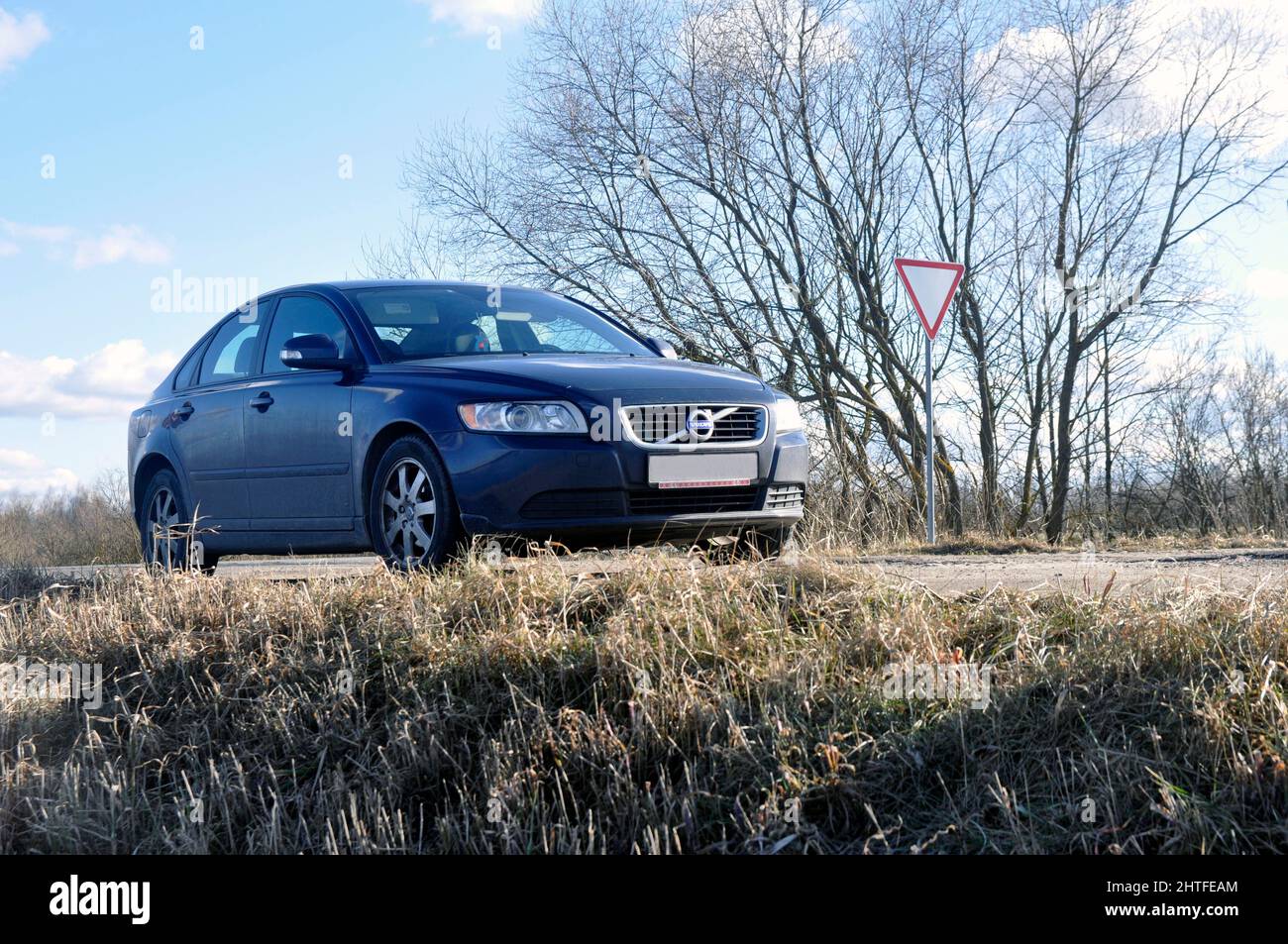 Volvo S40 auto su una strada sterrata fuori dalla città. Foto Stock