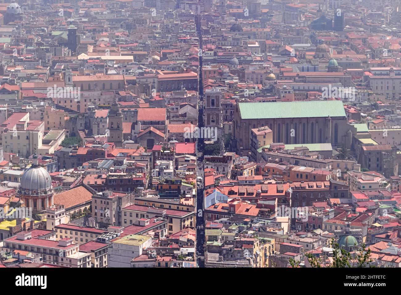 Vista di Spaccanapoli strada che divide centro città di Napoli nel sud Italia. Foto Stock