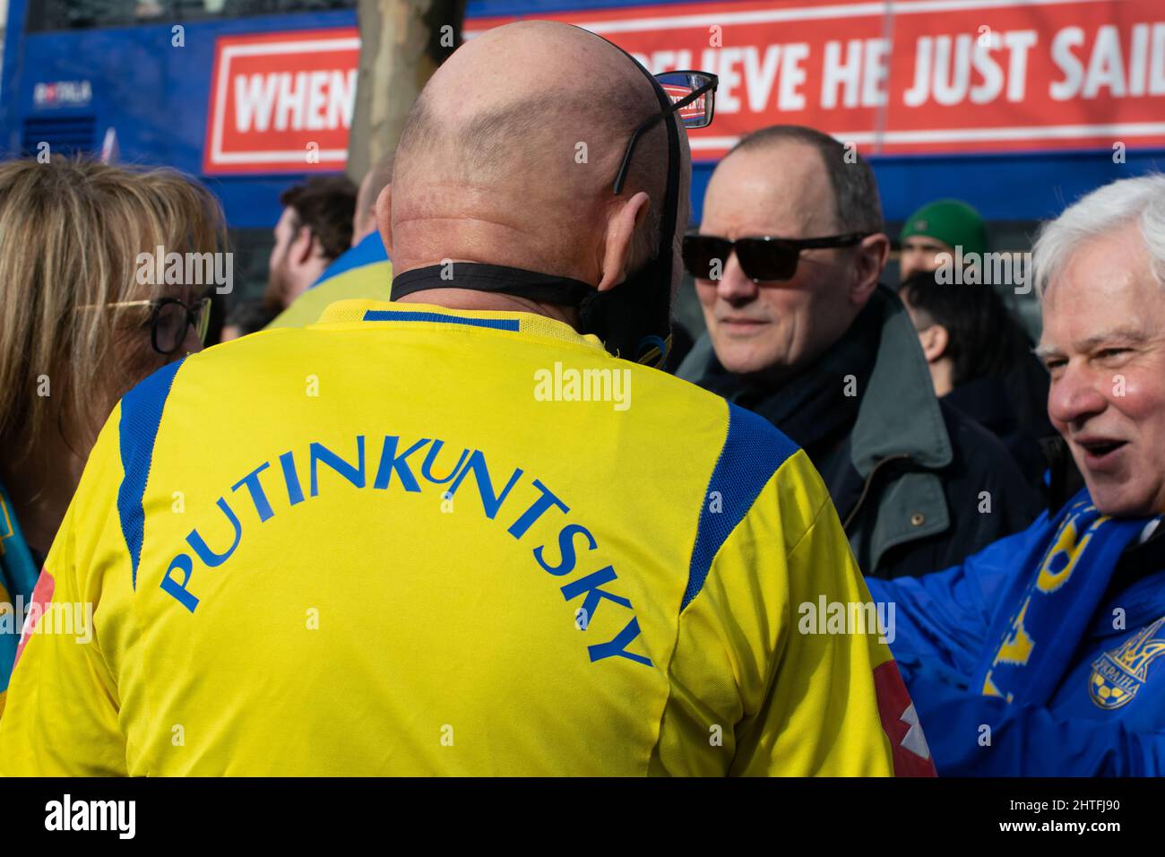 Stand con l'Ucraina protesta, Piccadilly Gardens. Protesta con maglia di calcio gialla putinkuntsky Foto Stock