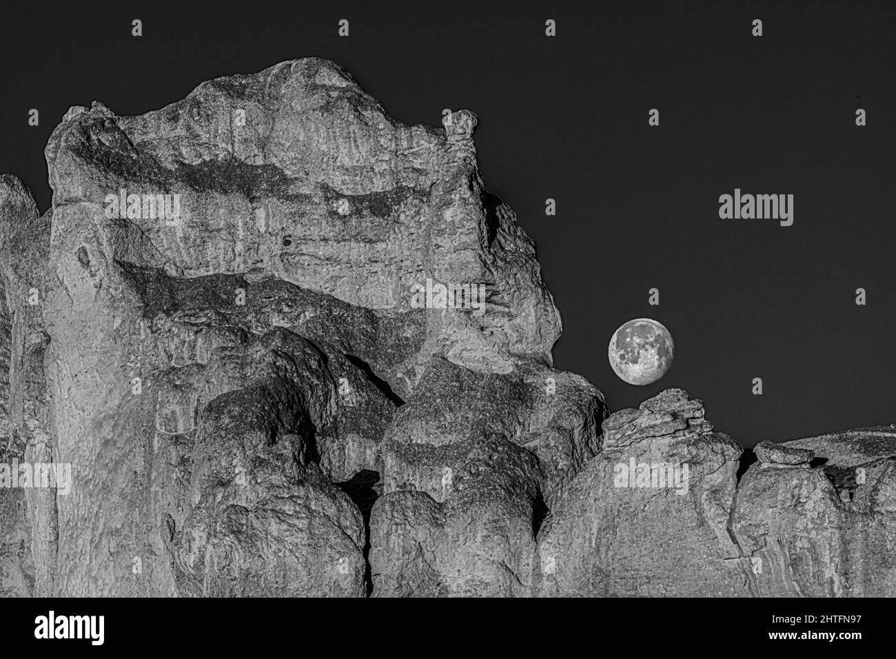Luna piena ambientazione sulle scogliere di Smith Rock Foto Stock