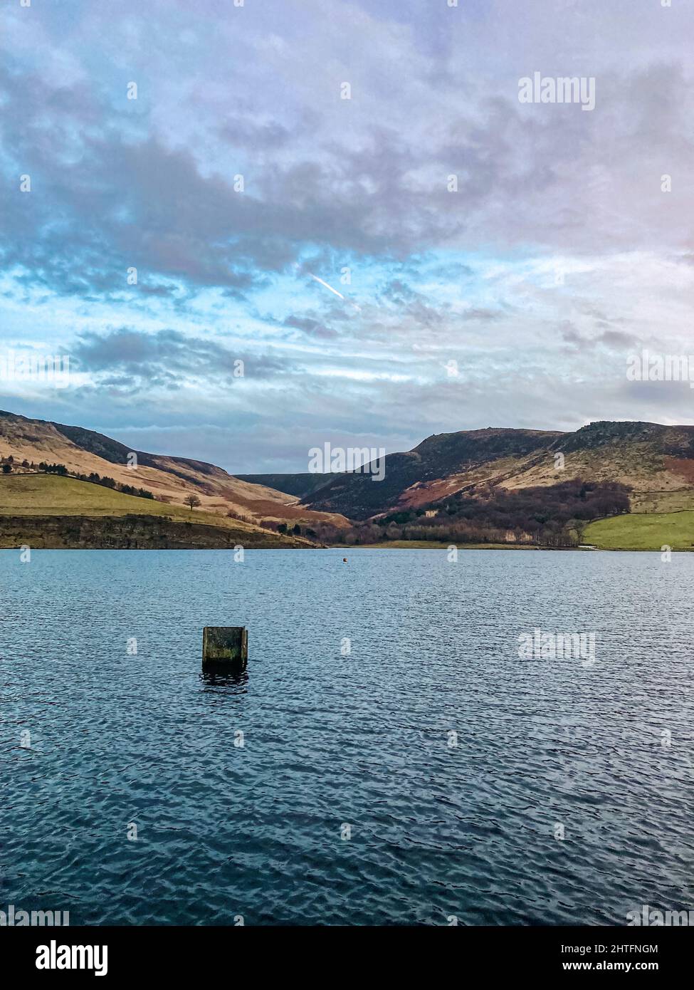 Splendide viste sull'acqua e sulle montagne al dove Stone Reservoir di Oldham, Inghilterra, presso il Peak District National Park Foto Stock