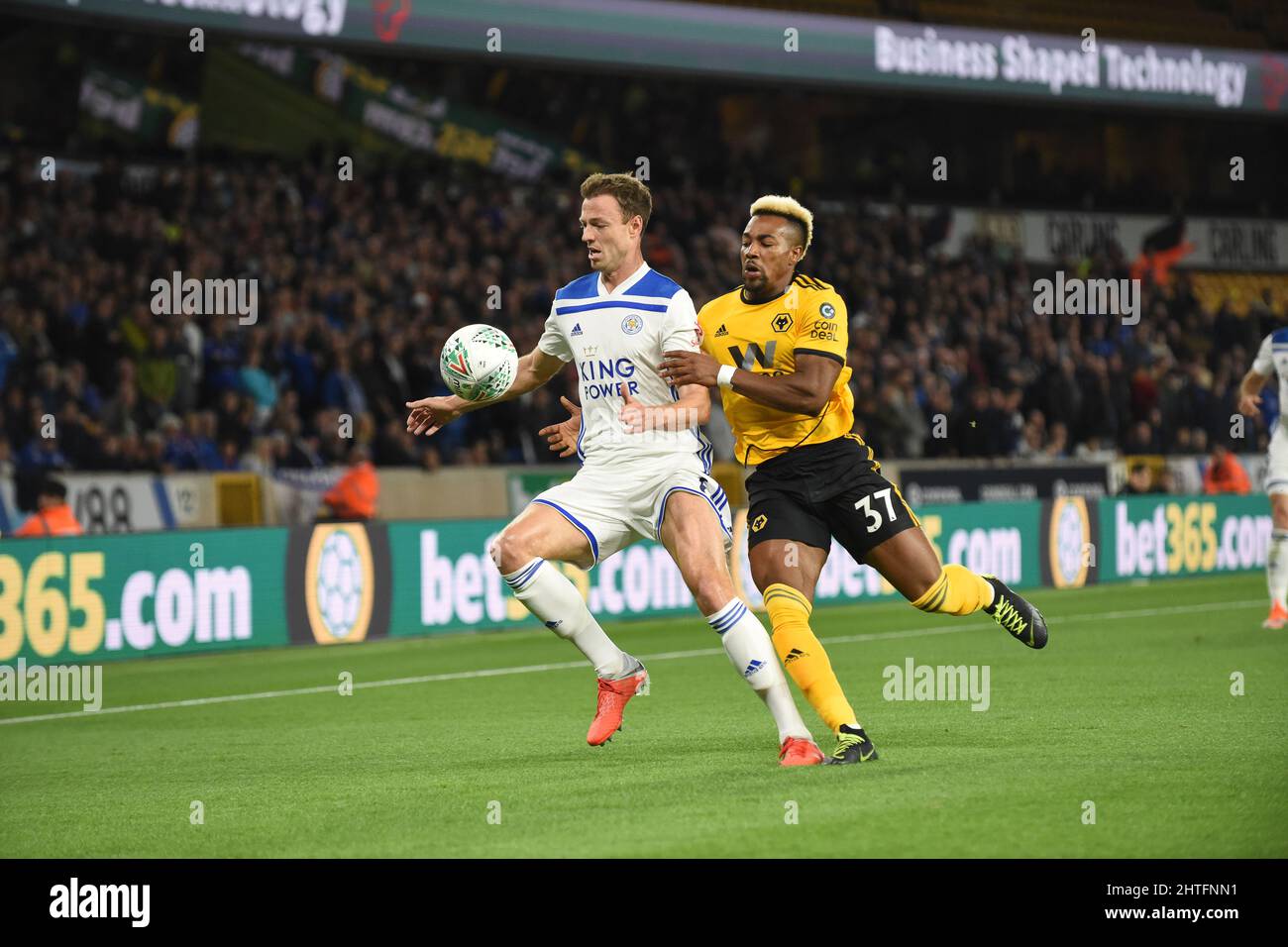 Adama Traore di Wolverhampton Wanderers e Jonny Evans di Leicester City. Wolverhampton Wanderers / Leicester City a Molineux 25/09/2018 - Coppa Carabao Foto Stock